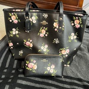 COACH TOSSED DAISY CITY ZIP TOTE #73052